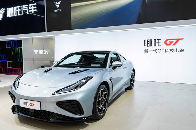 广州213哪吒汽车在智能汽车领域的表现，领途汽车在新能源汽车市场中的影响力